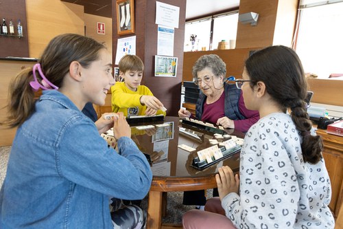Alumnes de l'Escola Andorrana d'Ordino participen en les trobades intergeneracionals amb la gent gran