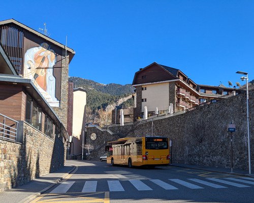 Canvis en la parada de bus i pas de vianants al Carrer mossèn Cinto Verdaguer