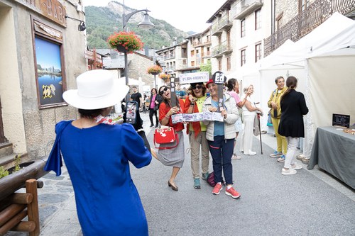 Els "turistes d'antes" amenitzen el Mercat Artesanal d'enguany