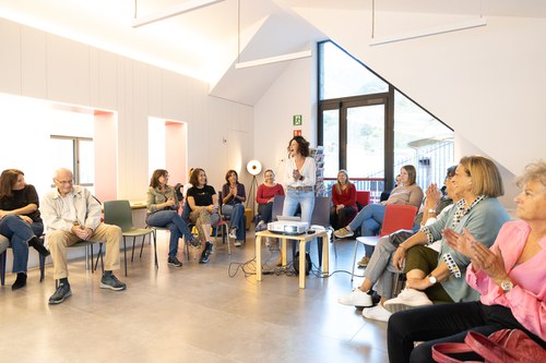 La biblioteca acull la presentació de 'La dèria de viatjar' de Roser Calvo